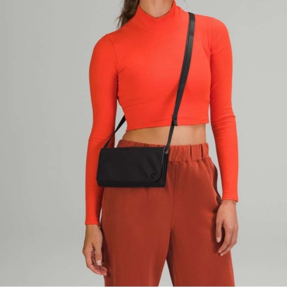 NWOT Lululemon Wallet Clutch Crossbody Bag in Black - Picture 1 of 6